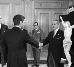 D. Adolfo Suárez saluda al presidente del Consejo del Reino y de las Cortes, Torcuato Fernández Miranda, en presencia de Su Majestad el Rey, tras jura